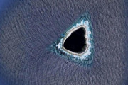 こ、これは？無人島の真ん中に奇妙な三角形の黒い物体が出現していることをGoogle Earthで確認
