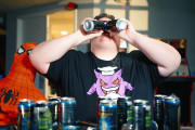 男性ゲーマーがイキって10分以内に12缶のエナジードリンクをがぶ飲み→ 恐ろしすぎる事態に・・
