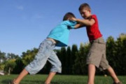 海外「子供には殴られたら殴り返すように教えるべき」