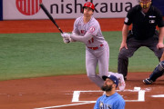 【海外の反応】「怪物だ」大谷翔平、天井通路直撃の特大24号ソロ！先頭打者HRの次はバントヒットでファンを魅了