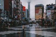 外国人「こういう雨の日の東京の雰囲気ってなんか良いよな」