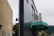 外国人「薄すぎて壁に見える建物、こんなの日本にしかないよ」
