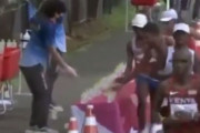 東京五輪男子マラソンに出場したフランス代表選手のとんでもない反スポーツマンシップ行為をご覧ください　海外「うわぁ、なんてゴミみたいな人間なんだ」「永久追放にすべき」