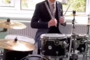 【キレあり過ぎ！】BBCニュースのテーマ曲をドラムで披露するお天気キャスターが海外で話題に！←ファンになりますた。