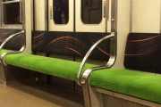 海外「こういう分野で日本は圧倒的に先を行く」座席が天井から舞い降りる電車、その使われ方が合理的過ぎた