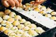 海外「日本に行ったら絶対に行く！」 福岡にある一風変わった「足付き」たこ焼きに興味津々