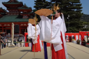 【海外の反応】「日本の神様が始めたものです」日本の巫女さん。