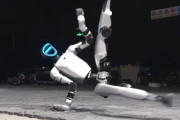【海外】中国で話題の驚愕ロボット武道ショー！複雑なカンフールーチンを披露するロボットたちの迫力とは？
