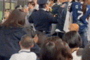 【GIF】韓国人「日本が日韓戦決勝で『韓国人応援団』の応援を制止して炎上！」→「アノ国は二重性を見せてくれる」　韓国の反応