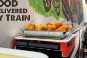お寿司だけじゃない⁉串カツが電車でやってくる！！外国人「串カツといえばやっぱりあのソースだよね」