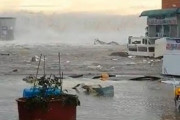 【悲報】韓国人「韓国に巨大津波が発生！」台風9号の影響で津波が港を襲い、商店街が焦土化‥　韓国の反応