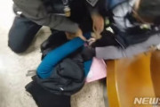 「文在寅下野」ビラ撒いた韓国人女性、警察官の頭を携帯で殴り逮捕される