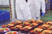 海外「日本の刑務所の食事がこちら」←「アメリカの学校より良いもの食べているな」