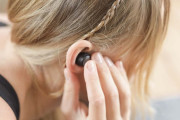 日本人「ワイヤレスイヤホンの右耳が全然聞こえない」→可愛すぎるものが詰まってて大爆笑ｗｗｗ【タイ人の反応】