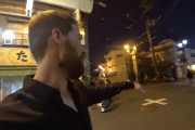 海外「めっちゃ仲良くなってる！」「日本人、どこでもフレンドリー！」アメリカ人旅行者、大阪の西成へ…