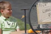 【海外】9歳の少年が「褒めるスタンド」を開設！地域を明るくする新しい取り組みとは？