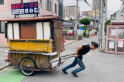 これが日本の伝統、屋台ですわ。想像を絶する過酷さに外国人も驚きを隠せないご様子！！！