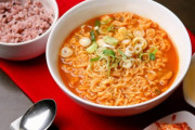 外国人は韓国ラーメンを牛乳や香辛料でアレンジ、韓国では「結局そのままが一番」と素朴な反応も