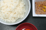本格的な日本の朝食に挑戦するため「なか卯」で納豆ごはんを食べた外国人 海外の反応