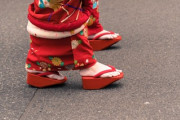 コロナパンデミックは、舞妓・芸妓の世界をどう変えた？「何か別世界の神聖なものを目撃したような気がする」「これは本当にただただ驚きでした」海外の反応