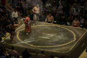外国人「人生初の相撲観戦で良い写真が撮れてしまったよ！」