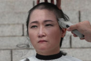 韓国の女性議員が「たまねぎ男」に丸刈りで抗議（海外の反応）