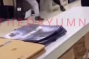 海外「【閲覧注意】 店員と喧嘩してナイフを使う黒人」