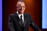 「異性愛者がゲイ役を演じるのは許されない」名優トム・ハンクスさんの持論が物議