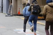 「道路に『けんけんぱ』が描いてあったら通りすがりの大人は跳ぶのか？」→答えがこちら