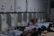 海外「中国、検疫で公共トイレに隔離されている人々」