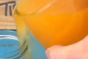 たったこれだけ…コップの飲み物をこぼさずに他の容器に移すテクニック
