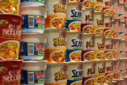 イケメンyoutuberが日本のラーメン色々試してみたよ！「食べ比べ用にミニサイズがあるといいな」「健康に悪そうだ…」海外の反応