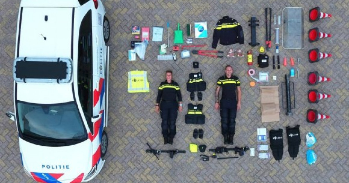 パトカーの中って何が入ってるの？オランダ警察がパトカーの中身を公開。開錠グッズからテディベアまで！ | 海外の反応アンテナ