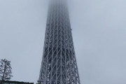 雲がかかっててっぺんが見えない日本のとあるビルが海外掲示板で話題に