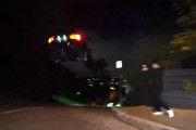 バカ「坂道でテスラ車をジャンプさせまーす」→ とんでもない大事故になり撮影していた仲間と現場から逃走