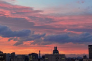 海外「なんて見事な夕焼け！どこから見た景色なんだろう！」「リビングですｗ」日本の夕焼けの景色が綺麗だと海外で話題に！