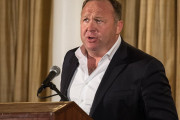 【海外】アレックス・ジョーンズの15億ドル賠償金、米最高裁が覆す可能性を拒否！その真相とは？