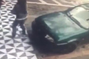 「他人の車の上に座ろうとした女性が報いを受けるとき…」監視カメラに収められた映像
