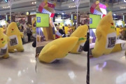 着ぐるみバナナがノリノリのダンスで素晴らしいバランス感覚を見せる