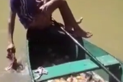 入れて出すだけでこんなに釣れる。大漁すぎるピラニア釣り。海外の反応