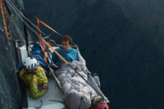 海外「寝返り打ったら死ぬ…！」登山家たちが眠る場所が怖すぎる！