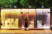 【韓国の反応】日本・東京の繁華街の透明なトイレが話題に…韓国人「発想自体がマジ汚ぇな。」、「シルエット見て性的興奮感じろってことだろwww」、「性進国…」