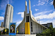 私服通学禁止のタイの名門校が週1日だけ私服を解禁→ アニオタ教師が一番はしゃいでしまうｗｗｗｗｗ