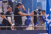 大谷翔平の視界をガードする真美子夫人に全米騒然！←「さすが元バスケ選手！」（海外の反応）