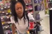 海外「マスク未着用を理由に店から退出するように言われブチ切れる黒人女性」