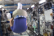 ハンドスピナーを宇宙で使ってみた。もちろん止まるはずもなく... 海外の反応