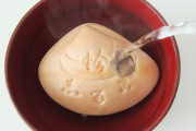最中にお湯をかけるだけでお汁粉が完成⁉見ているだけで楽しい蛤志るこ！！外国人「小鳥が飛び出してくるのが可愛い！！」