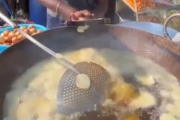 大量に作ると美味しそうに見える。インドのできたてポテトチップス。海外の反応