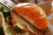 外国人「サーモンの寿司って元々は日本食になかったんだよ！その理由はね・・・」　海外の反応