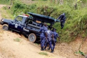 悪路に抗議するデモ集団を鎮圧すべく警察車両が出動→ 悪路にハマり立ち往生ｗｗｗｗ